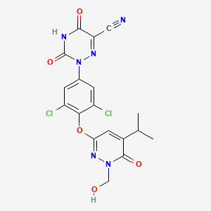 2-[3，5-Dichloro-4-[[1，6-dihydro-1-(hydroxymethyl)-5-(1-methylethyl)-6-oxo-3-pyridazinyl]oxy]phenyl]-2，3，4，5-tetrahydro-3，5-dioxo-1，2，4-triazine-6-carbonitrile